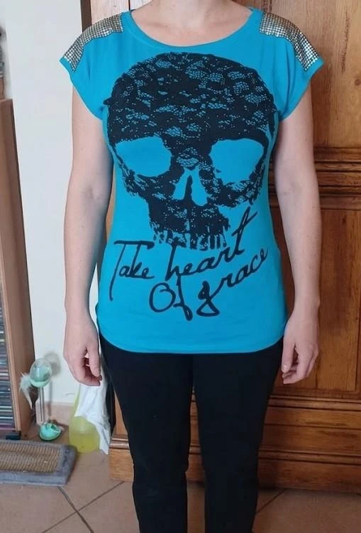 T shirt bleu tête de mort noire strass sur les epaules neuf